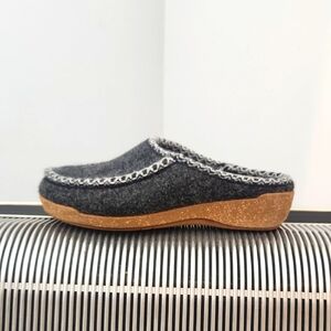 LIKE NEW TAOS GREY WOOL SLIP ONS SZ EU-36 USA-5-5.5